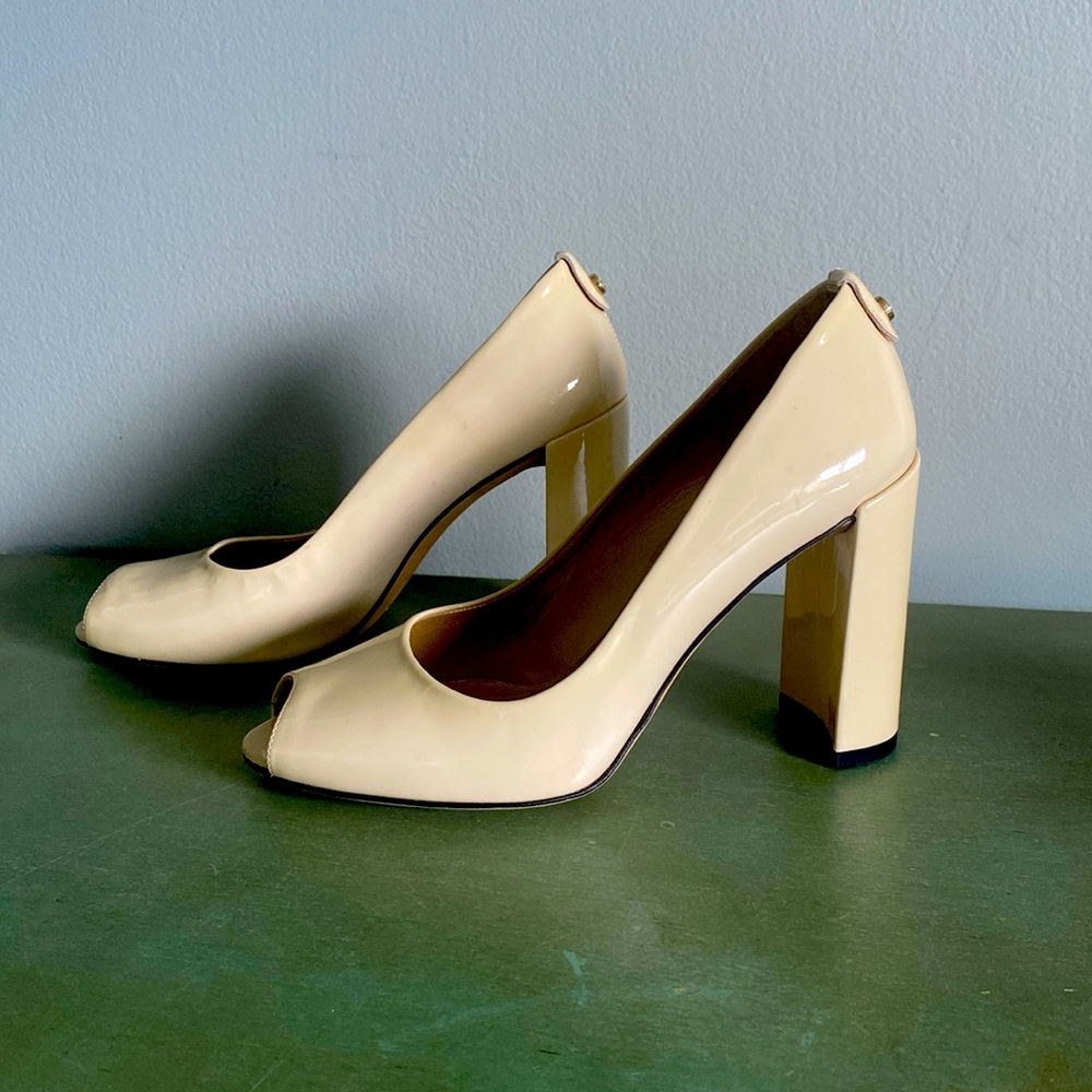 STUART WEITZMAN NUDE PATENT LEATHER BLOCK HEAL PUMPS – SZ 7 EXCELLENT CONDITION